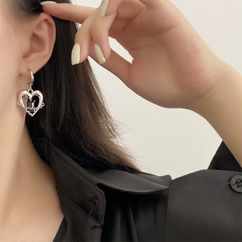 Anting Tusuk Gantung Desain Hati Hias Berlian Hitam Gaya Simple Untuk Wanita