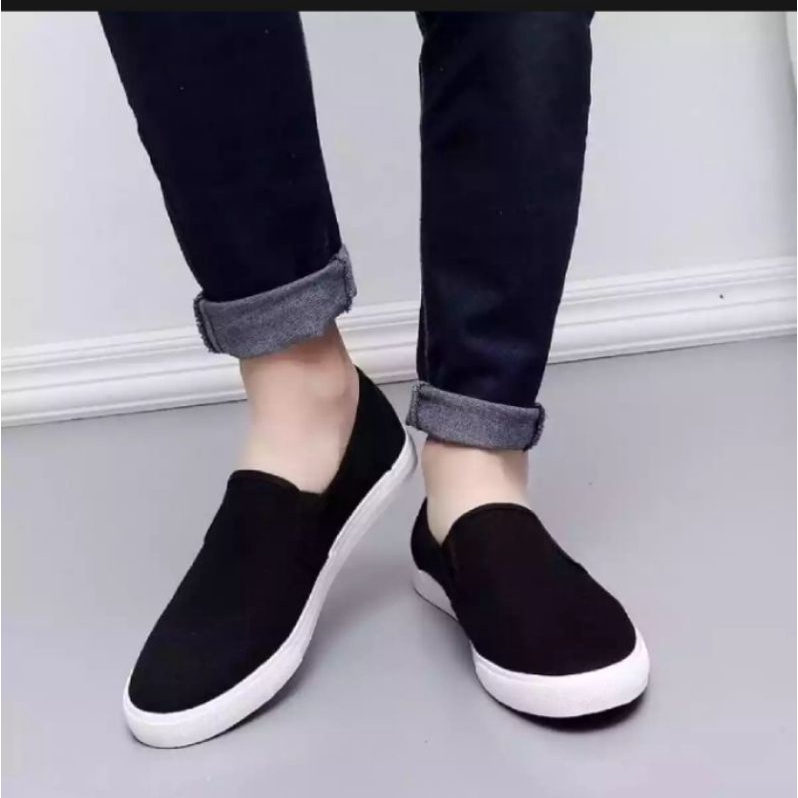 Spatu Pria Terbaru 2023 sepatu Slip on hitam polos spatu sneakers cowok murah spatu tanpa tali cod