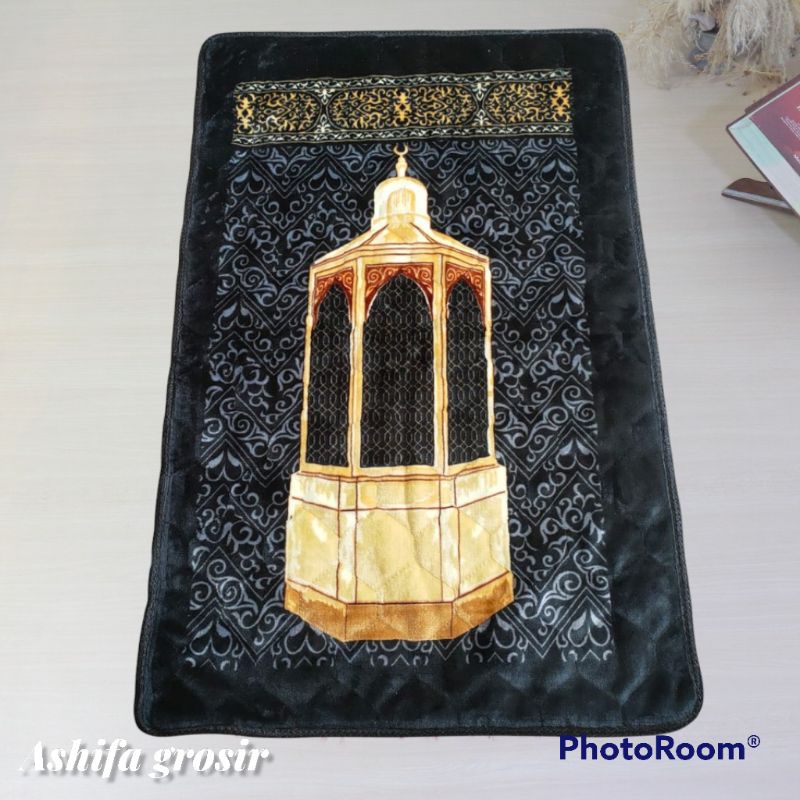 SAJADAH BUSA TEBAL, KABAH ,KISWAH ,HAJAR ASWAD ,BEST QUALITY PREMIUM ANTI SELIP UKURAN 70 X 110 SAJADAH KISWAH