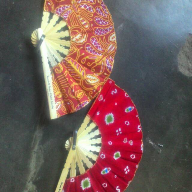 Souvenir pernikahan kipas batik