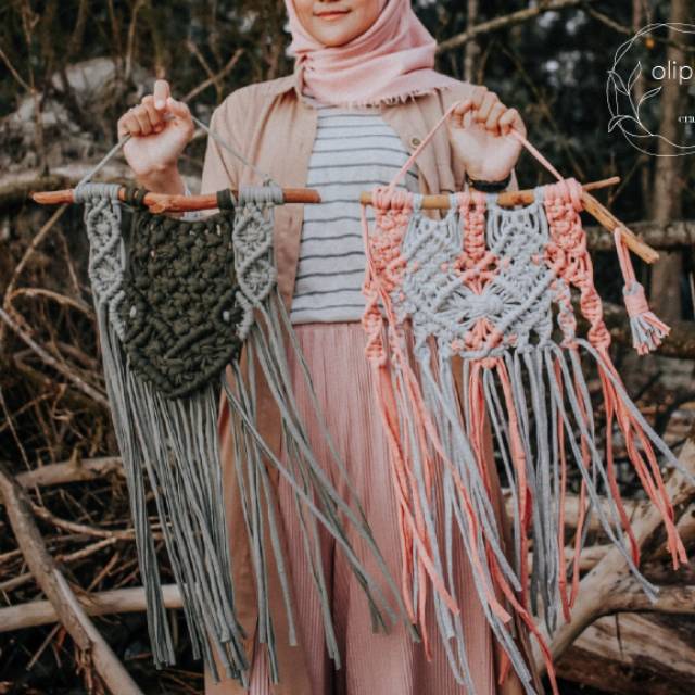 Macrame wall hanging / makrame
Wall decor (hijau dan pink abu)