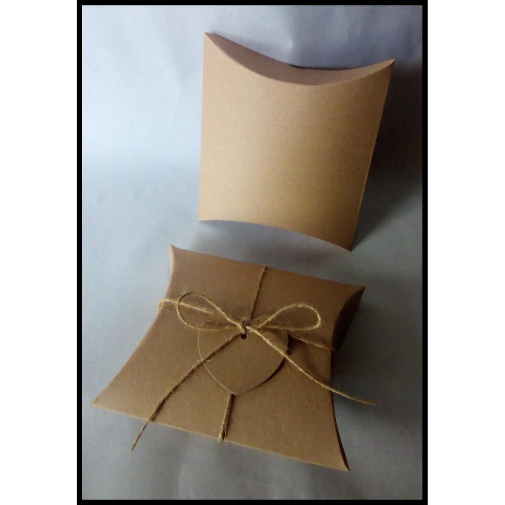 

Terbaru Pillow Box/Kotak Kado Kertas Brownkraft 300 Gr Ukuran 16,5X15X4,3Cm