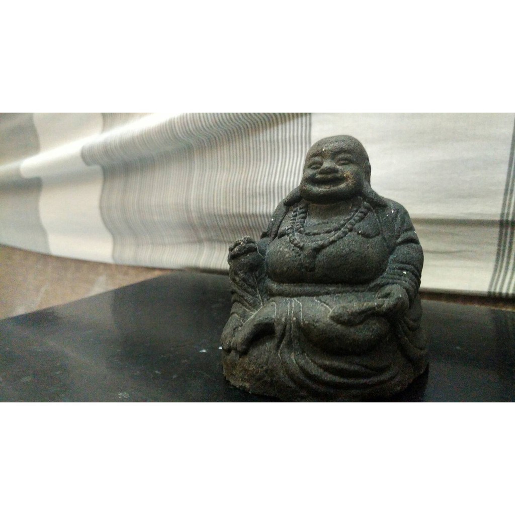 patung batu budha happy