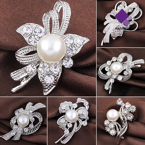 Bros Pin Bentuk Bunga Aksen Mutiara Kristal Berlian Imitasi Warna Silver Untuk Pengantin