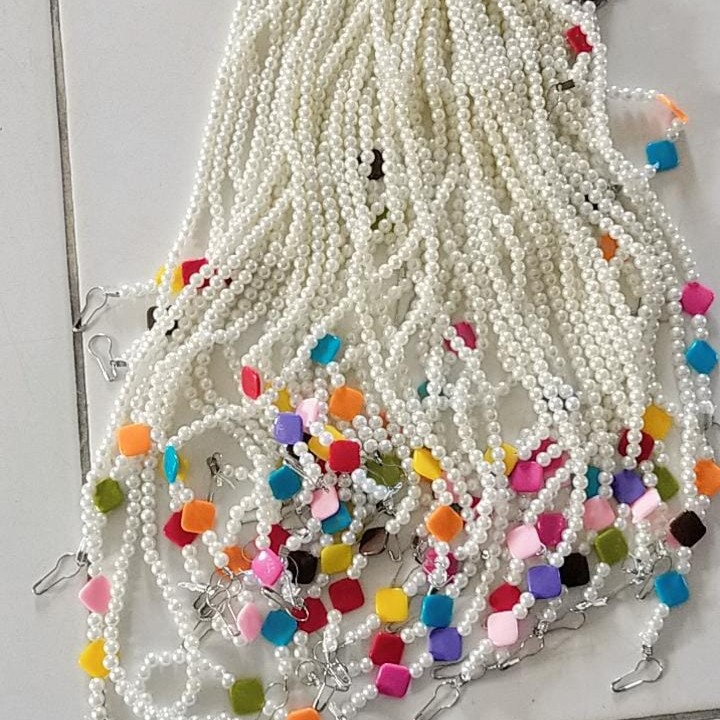 Kalung Gantungan Masker Mutiara Putih dan Hitam Putih Motif Random