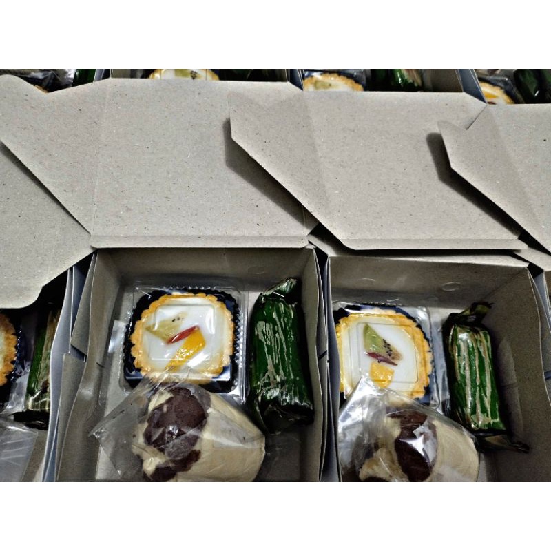 

Snack box paket mungil sehat, murah, dan halal