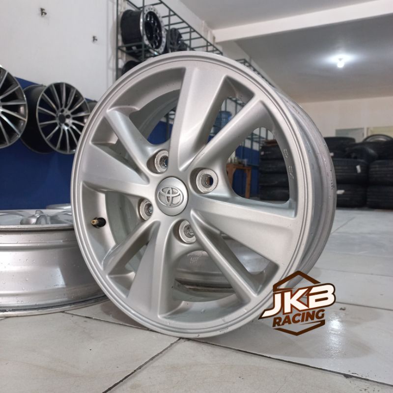 VELG MOBIL BEKAS OEM AVANZA VELOZ R15X5 PCD 4X114.3 ET 45 SILVER