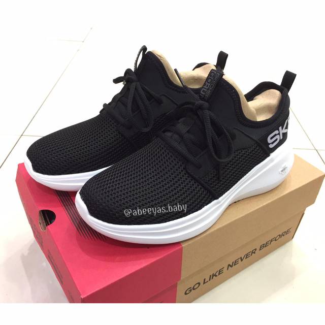 Skechers Go Run Fast Black/White sz 36.5/23.5cm