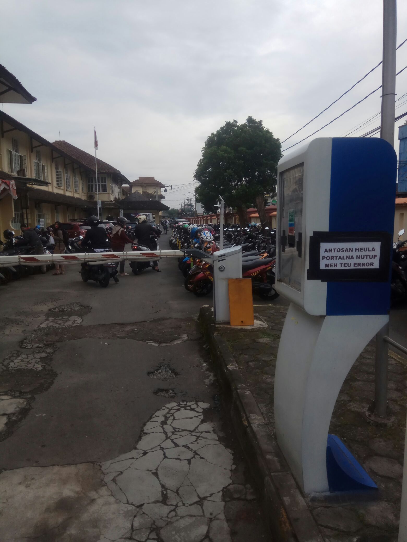 Etalase Kaca 1 Meter (khusus Bogor)