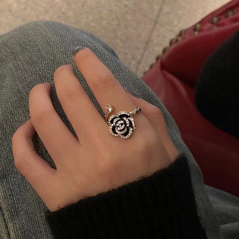 Cincin Model Terbuka Desain Bunga Camellia Warna Hitam Adjustable Untuk Wanita