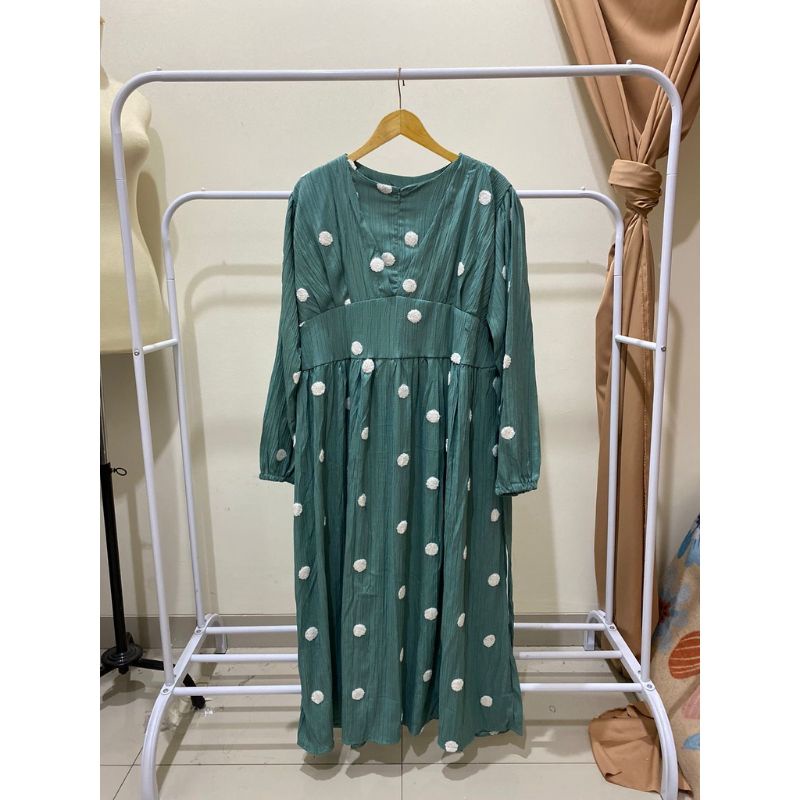 Midi dress lesti serat kayu pompom