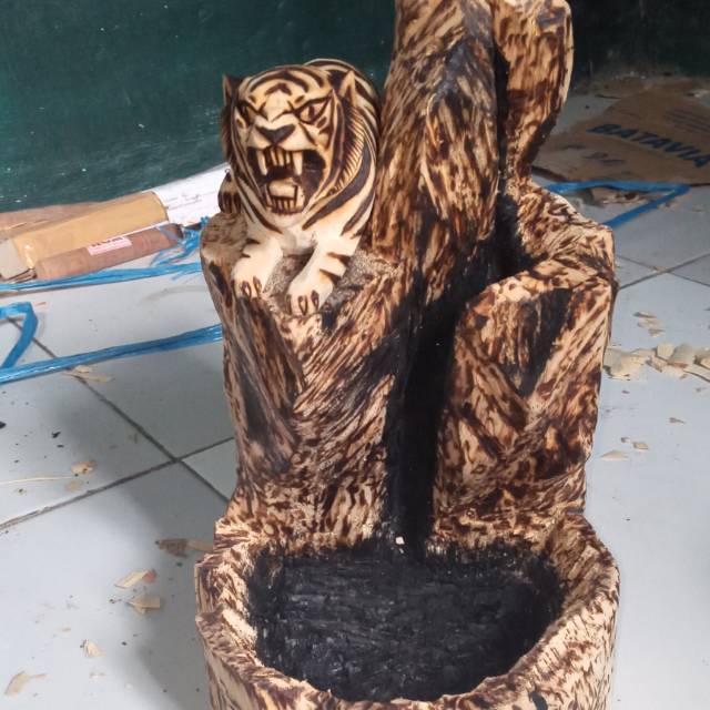 Tempat dupa asap ke bawah air terjun macan