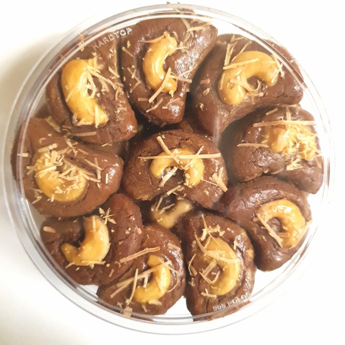 

Coklat Lebaran - Mete Coklat 300 Gram Kue Kering Lebaran Chocolate Cashew Cookies
