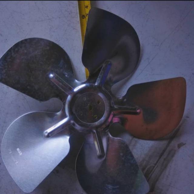 Kipas Showcase Baling-Baling