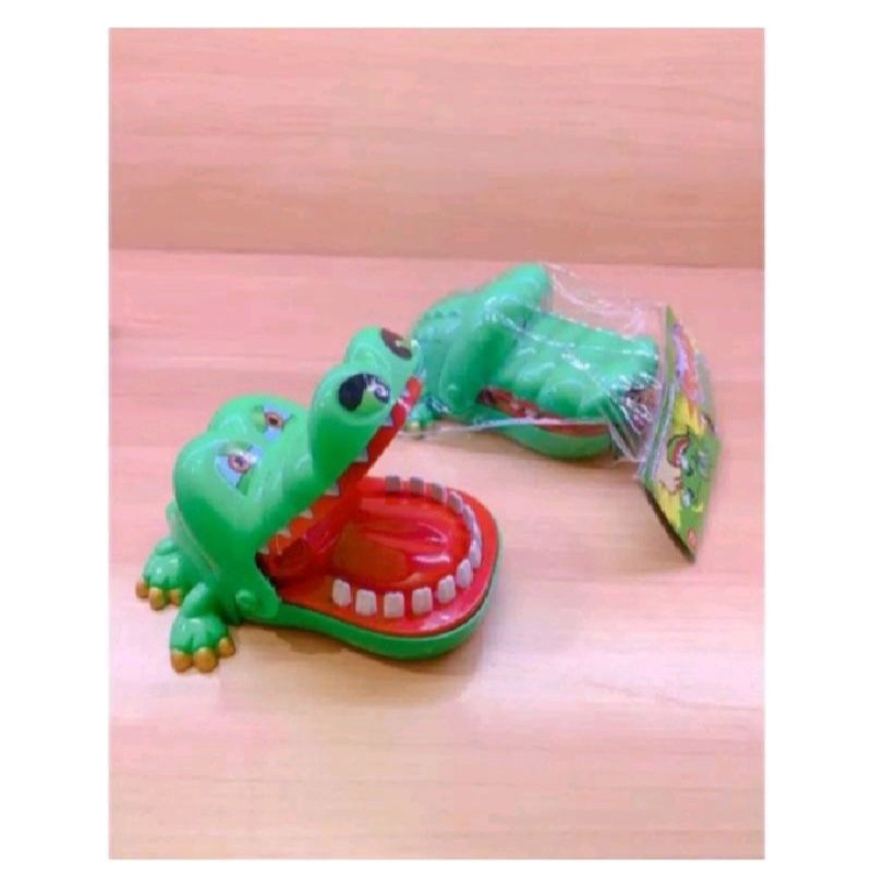 mainan buaya gigit jari. crocodile gigit jari. mainan buaya gigit. buaya mainan bisa gigit jari.