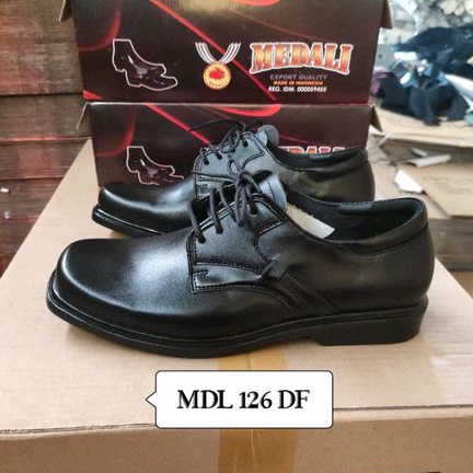 Sepatu kulit pria kantor medali tali hidup tampil lebih keren