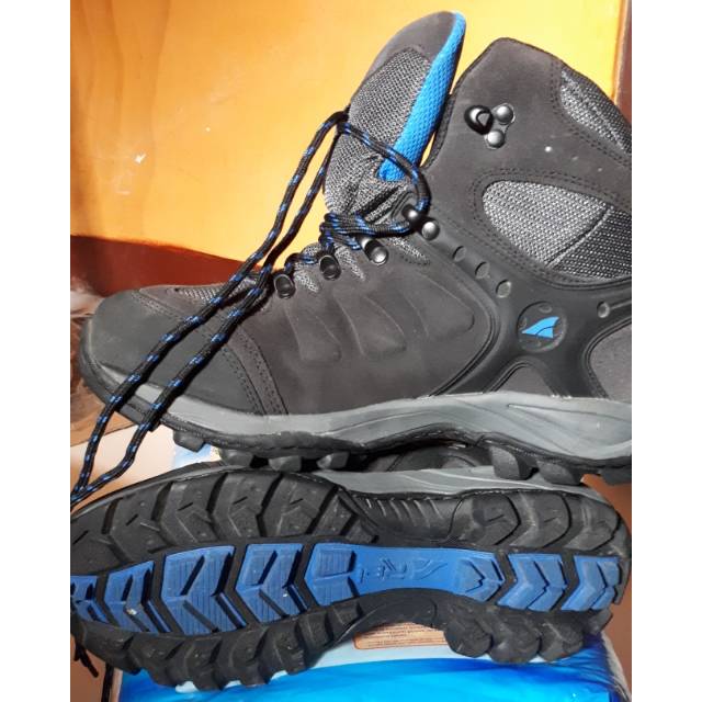 PRELOVED SEPATU GUNUNG/LAPANGAN REI BASSENT ORI WATERPROOF