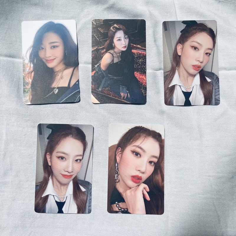 LOONA YVES KIM LIP SG 22 PHOTOCARDS