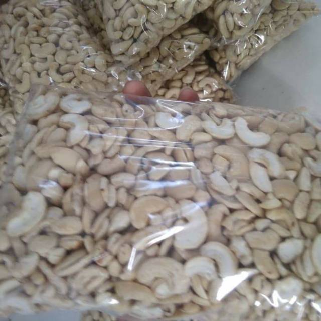 

Kacang mete terbelah