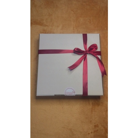 

Paket box piyama tali plus greeting card