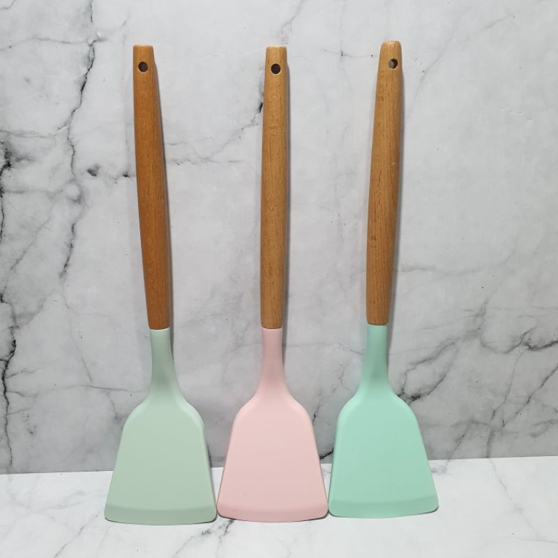 silicone cooking turner with wooden handle / sodet masak gagang kayu