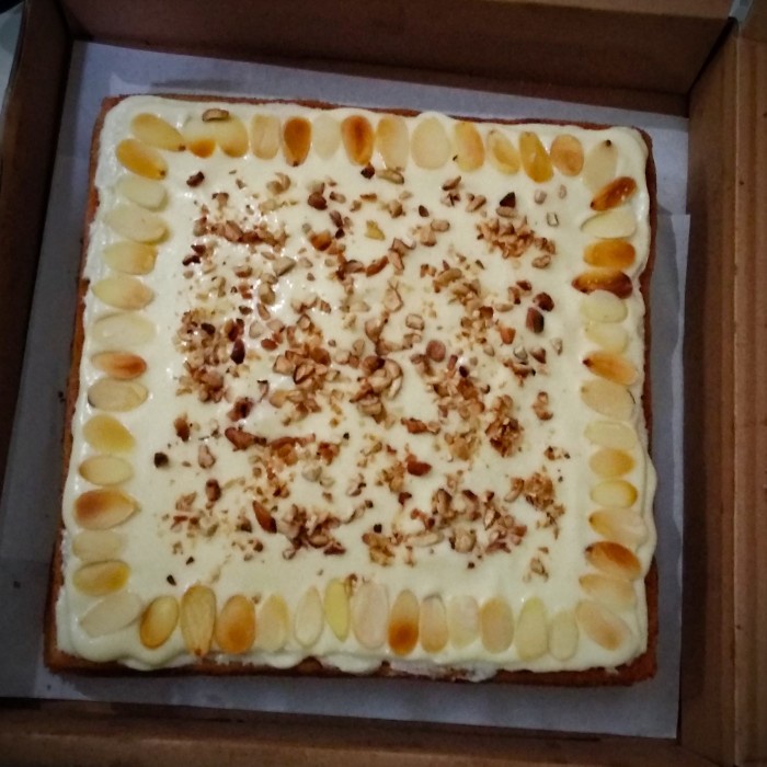 

Carrot cake with cream cheese frosting - Big 22x22cm