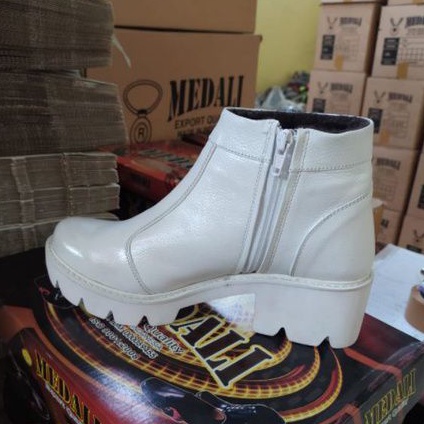 Sepatu kulit wanita boots terbaru dari MEDALISHOES official tampil lebih keren