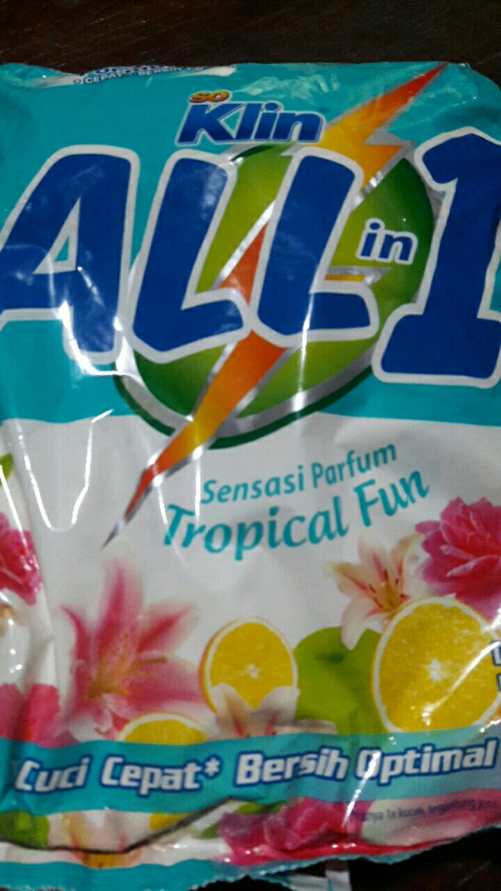 Soklin All In 1 Deterjen Bubuk 900 Gram Merah Biru Wangi Harum Parfum Buah (no.206)