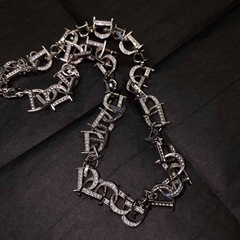 Kalung Rantai Dengan Liontin Huruf D Aksen Berlian Untuk Wanita