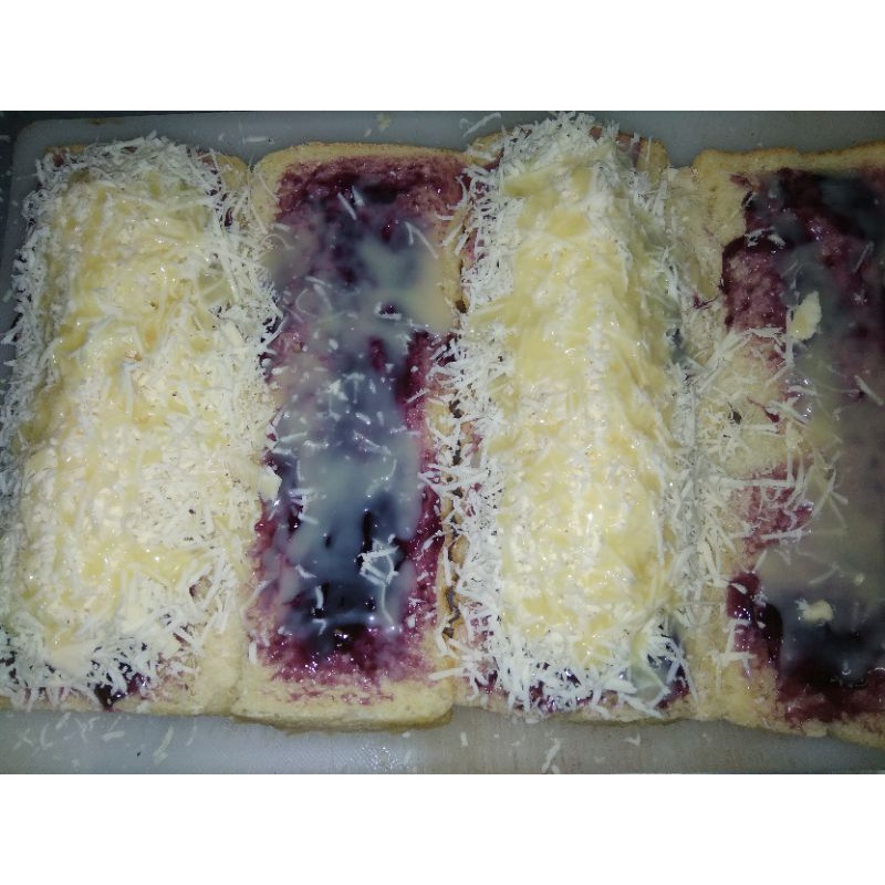 

roti bakar full keju blueberry