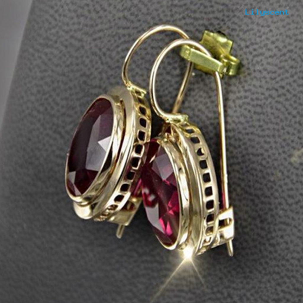 1 Pasang Anting Klip Bentuk Oval Aksen Berlian Imitasi Warna Merah Bahan Alloy Untuk Wanita