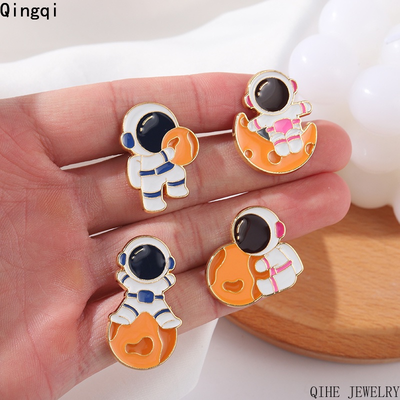 Bros Pin Enamel Bentuk Planet Astronot Untuk Aksesoris Tas Ransel Pria / Wanita