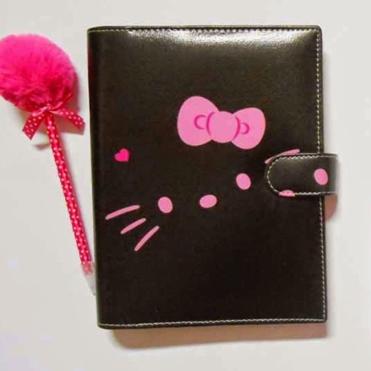 

Binder Hello Kitty Hitam