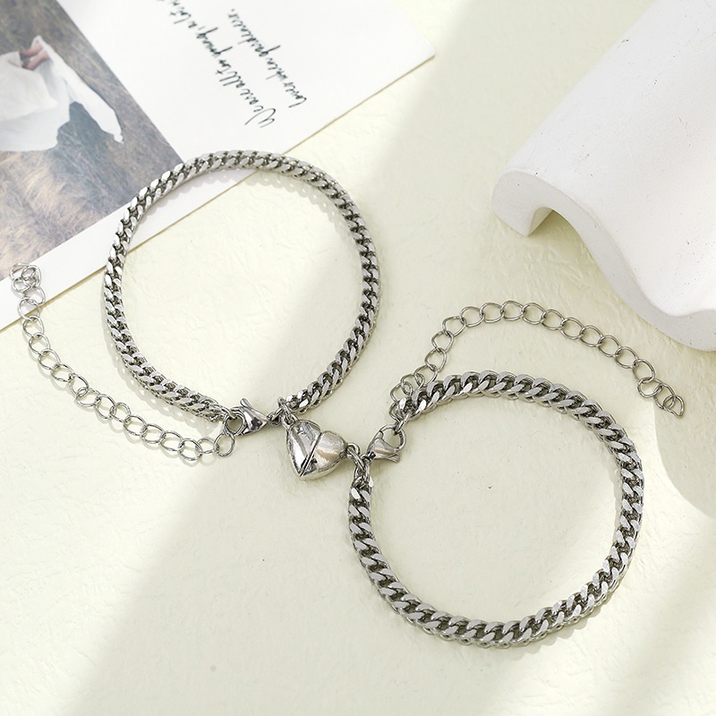 1 Pasang Gelang Magnetik Bentuk Hati Warna Silver Gaya Vintage Untuk Pria Dan Wanita