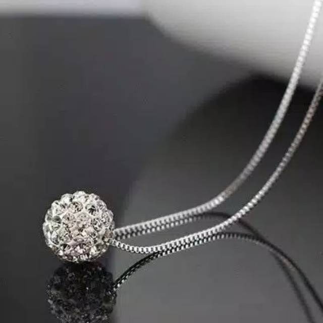 CC (ACC32) Kalung Wanita Titanium Silver Liontin Bola Kristal Anti Karat / Luntur Terbaru