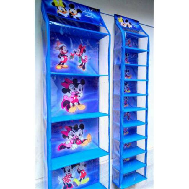 Rak sepatu dan rak tas gantung.