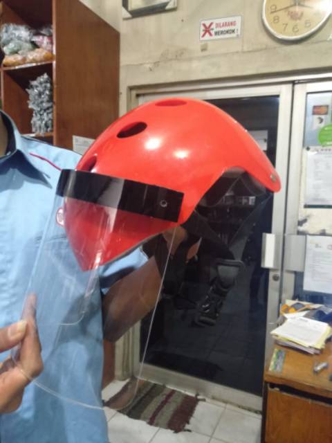 Helm APD dengan Pelindung Wajah