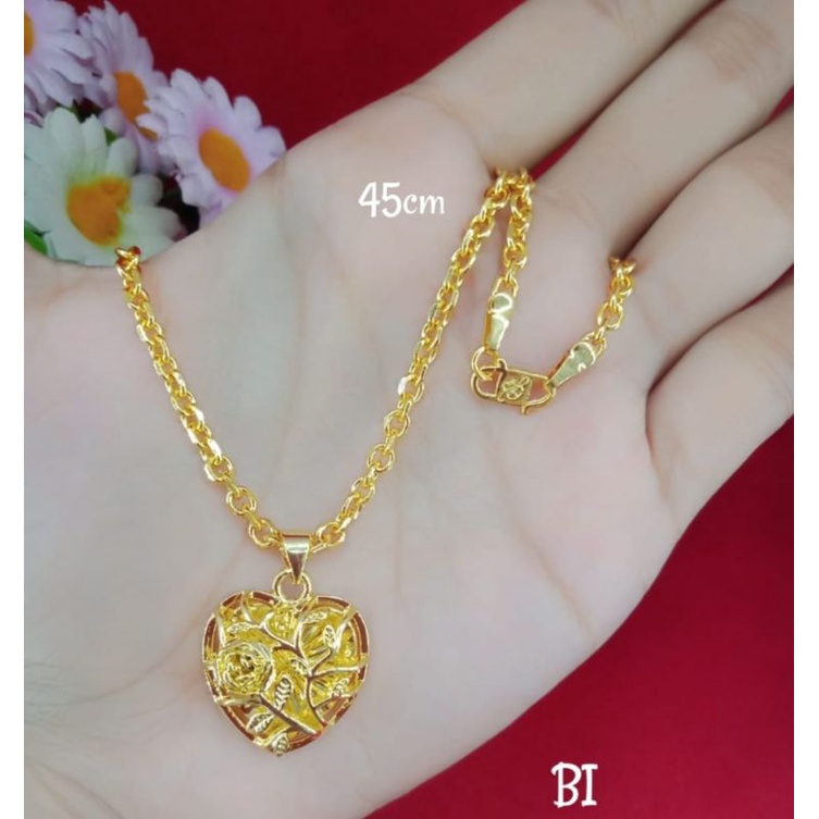 kalung emas muda wanita