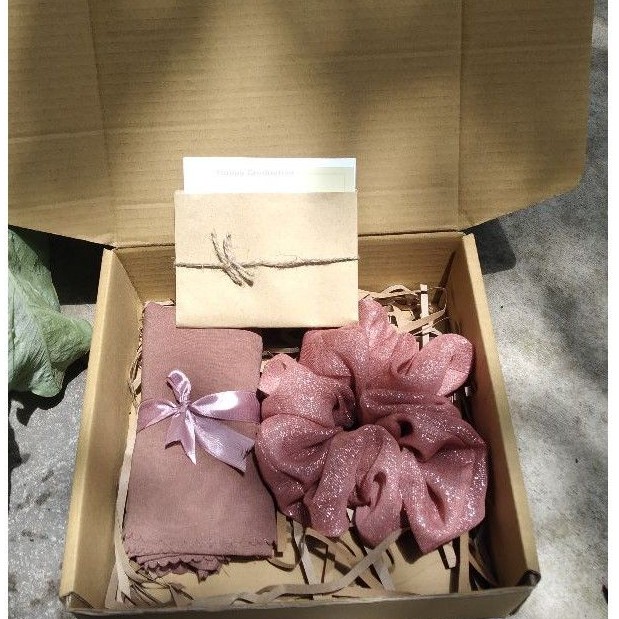 

HAMPERS HIJAB | kado ulang tahun |wisuda | sempro | gift box | lebaran idul fitri
