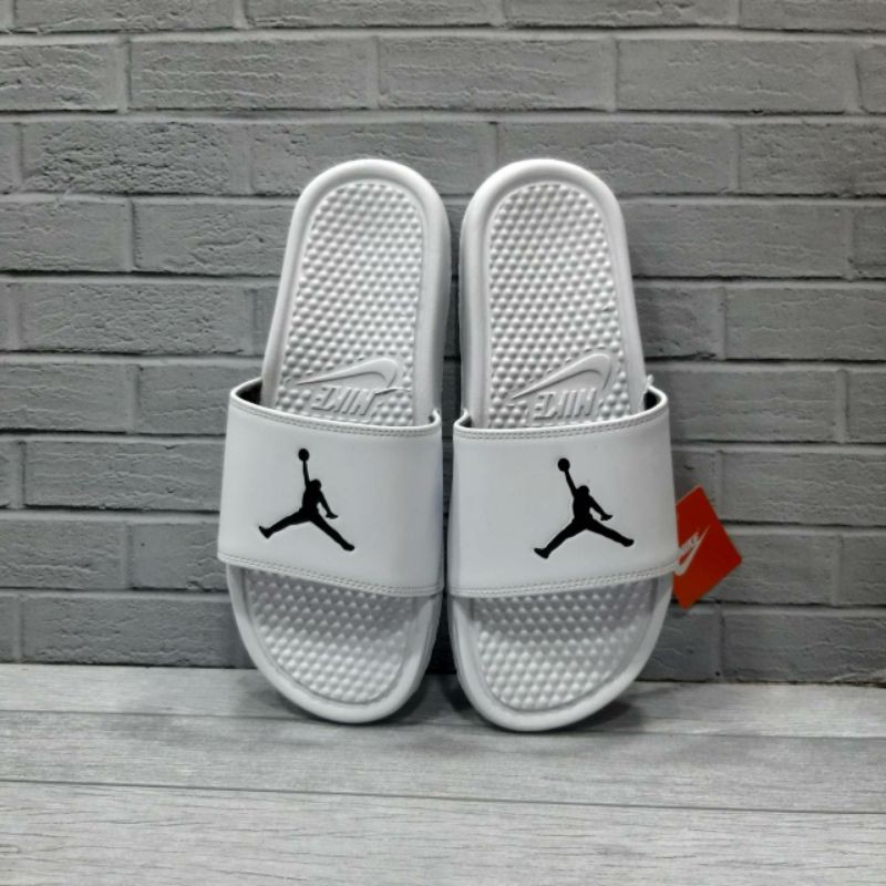 SENDAL COWO FASHION PRIA SENDAL NIKE JORDAN PUTIH HITAM PREMIUM ORIGINAL + FREE KAOS KAKI