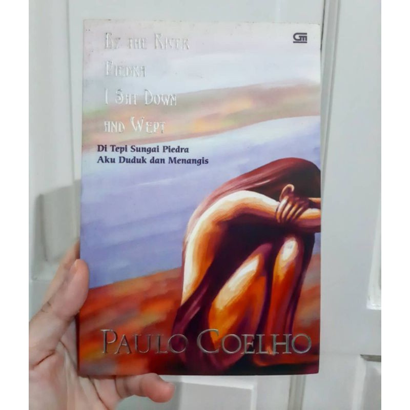 

BUKU NOVEL BY THE RIVER PIEDRA I SAT DOWN AND WEPT