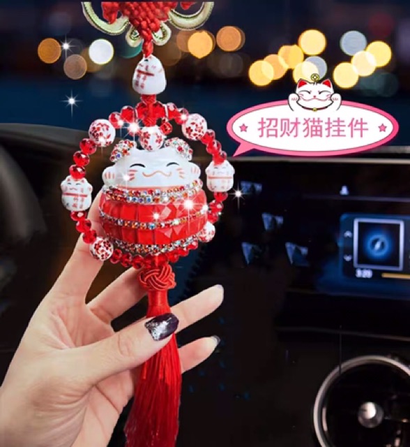Gantungan kucing spion gantungan spion mobil luckey cat  Share:   Favorit (150) Hiasan mobil Lucky Cat Gantungan Interior Mobil Kucing Keberuntungan Spion Interior aksesoris