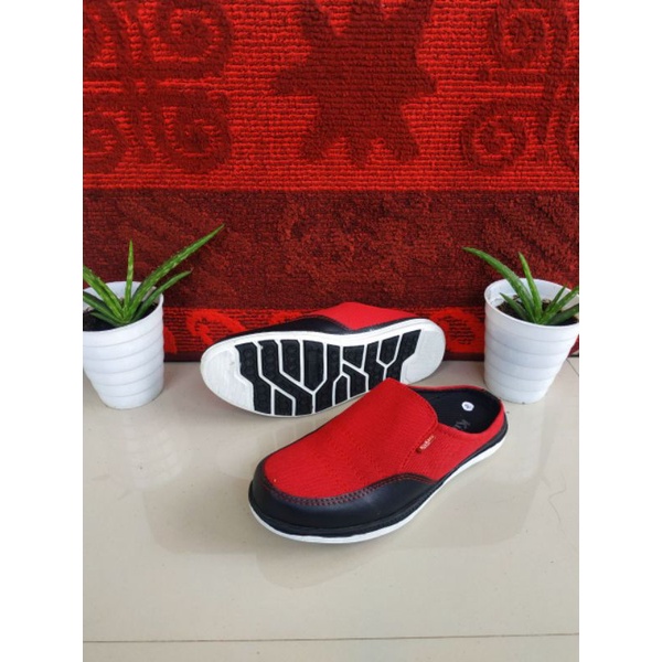 Kickers  / kickers pria / sepatu pria / slop kickers masa kini