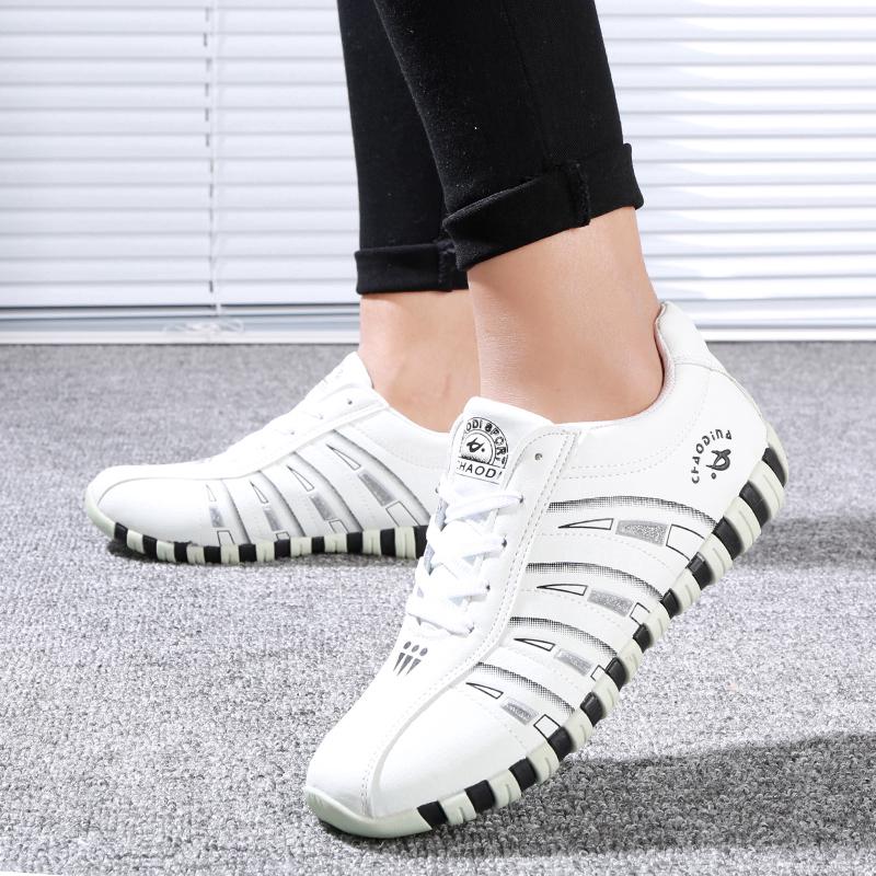  Sepatu Sneakers Wanita Model Lace  Up Casual Bahan Kulit 