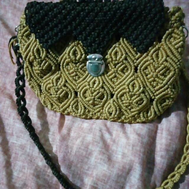

Candra handmade motif daun