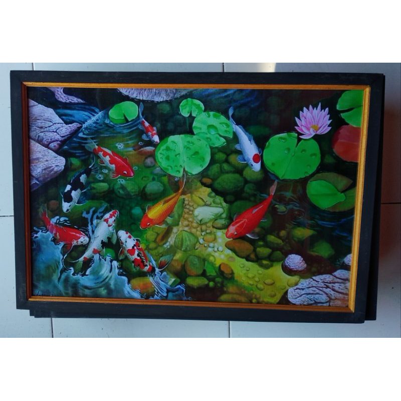 hiasan dinding lukisan cetak ikan koi dikolam hijau plus Bingkai ukuran 65×45