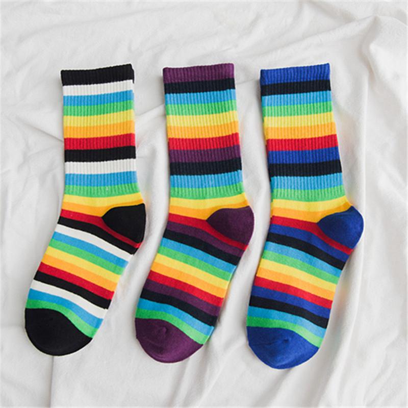 1 Pasang Kaos  Kaki  Wanita Motif Print Garis Warna Pelangi  