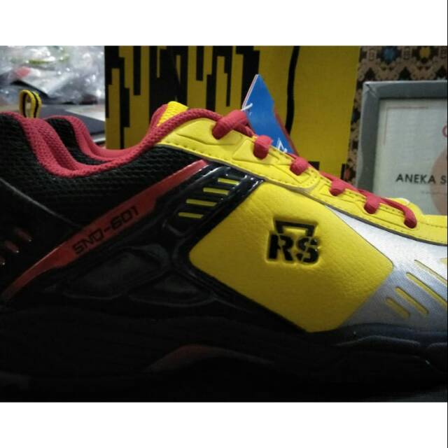 SEPATU BADMINTON RS SND 601 KUNING