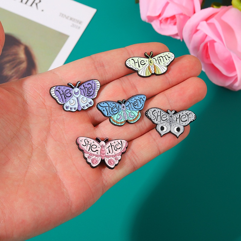 Butterfly Bros Pin Desain Kupu-Kupu Katak Tulisan He She They Untuk Aksesoris Pakaian