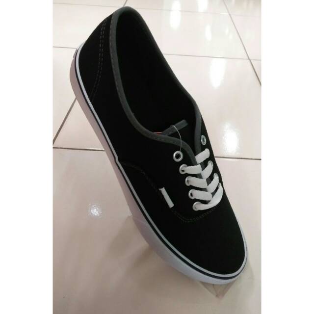 Sepatu Sekolah Model Warrior NB Murah